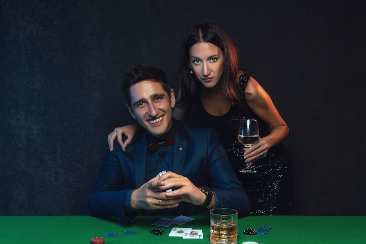 Pemain Texas Poker di meja live megalive99 dengan kartu dan chip